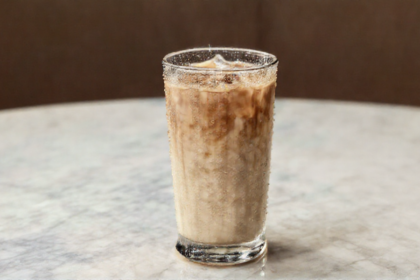 Nescafe Eiskaffee im Glas mit Eis und Milch